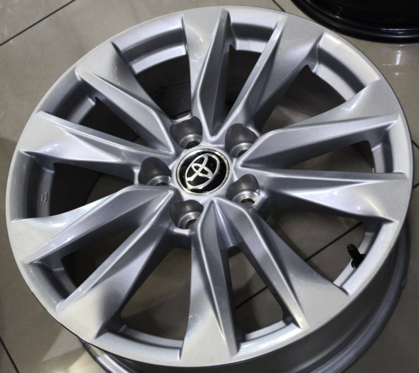 ล้อแม็ก ล้อแม็กป้ายแดง Toyota Cross 5รู114 ซิลเวอร์ 6.5-17นิ้ว(รามอินทรา)